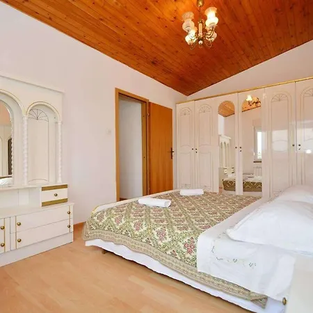בית נופש House With A Parking Space Kastel Stafilic, - 23408 *